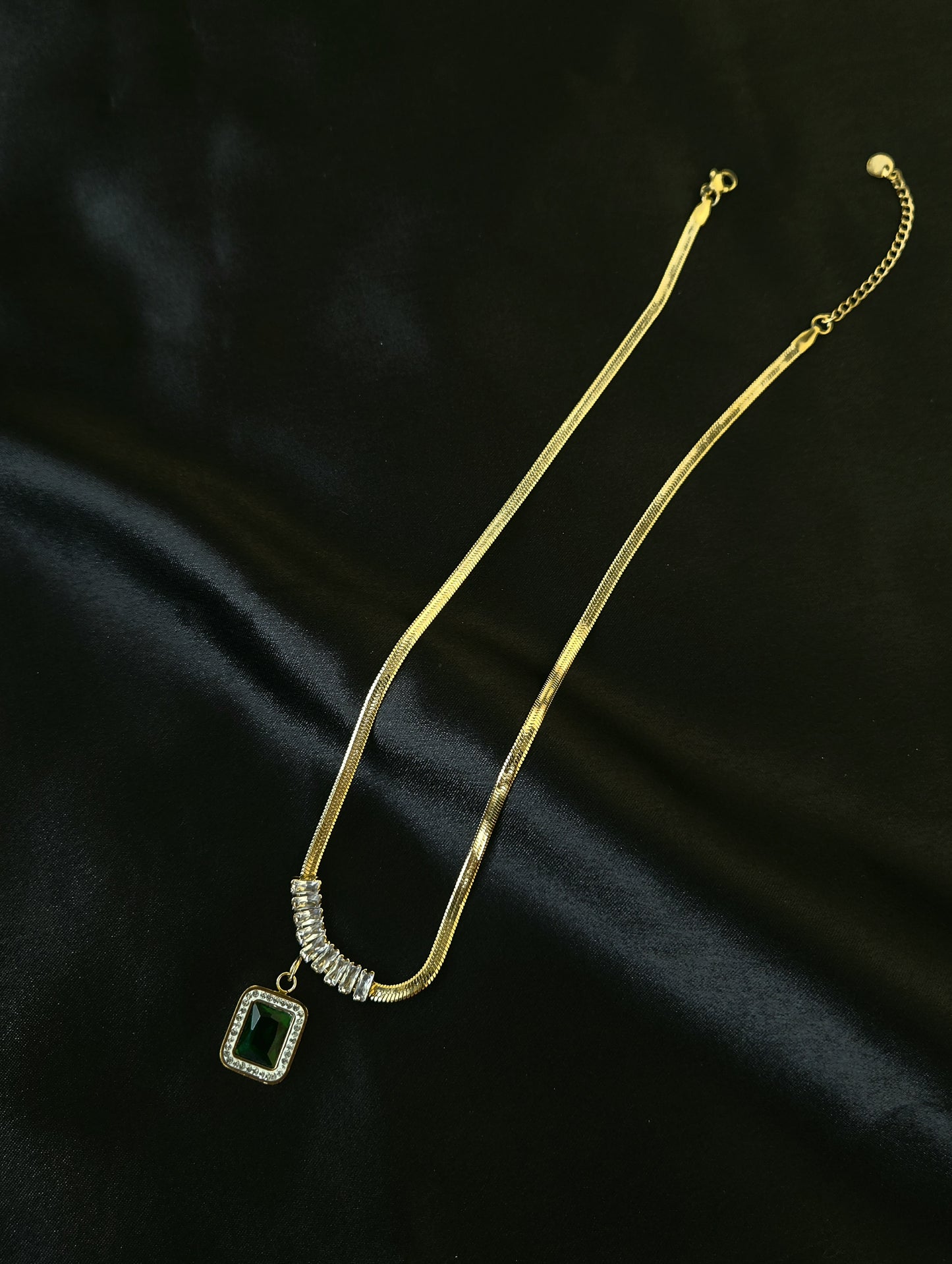 Luxurious Green Stone Pendant Necklace